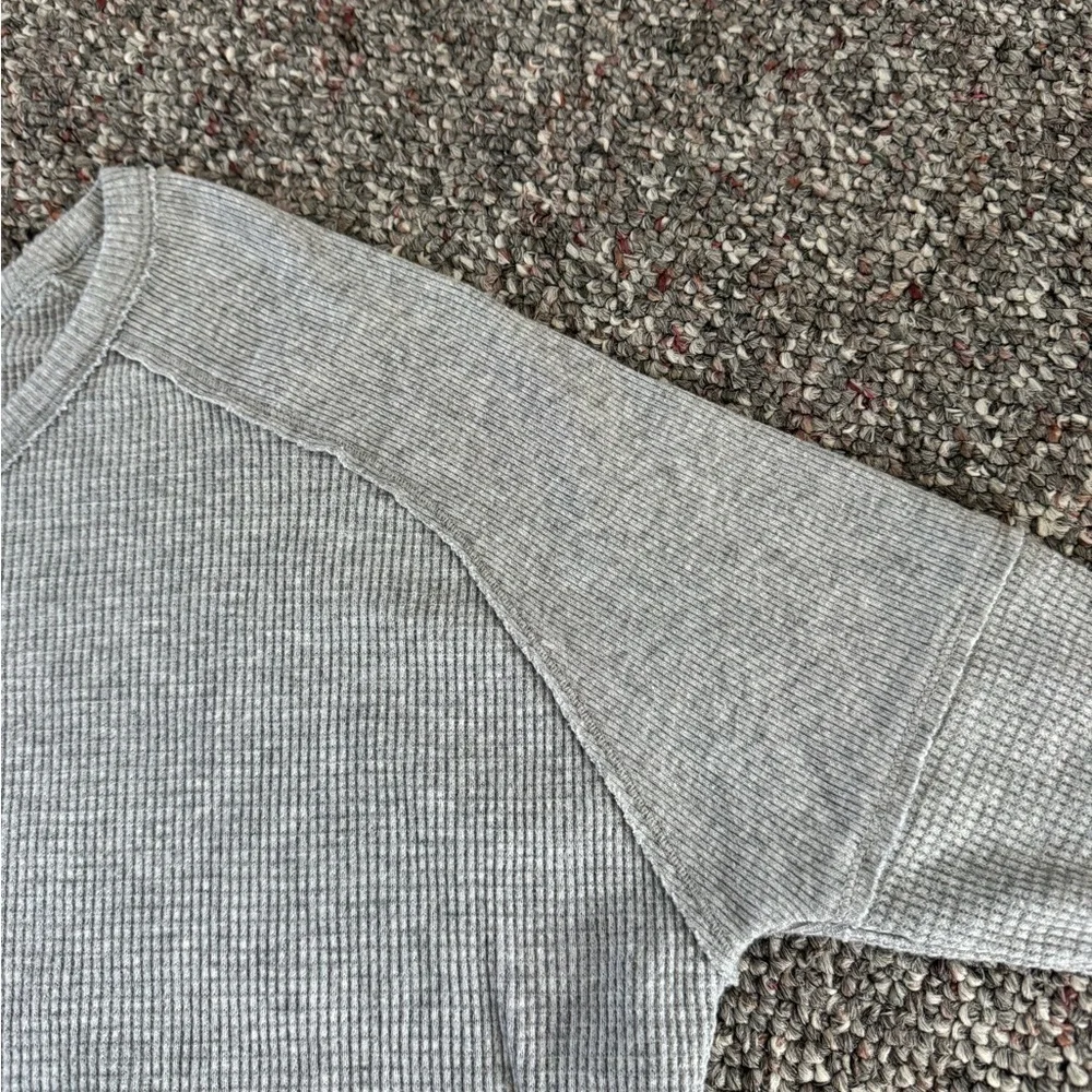 Aritzia TNA Ribbed Gray Waffle Sweater Curved hem Size Medium